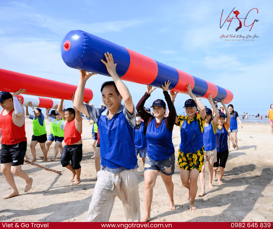 Khoảnh khắc đoàn kết vượt chướng ngại vật trên bãi biển