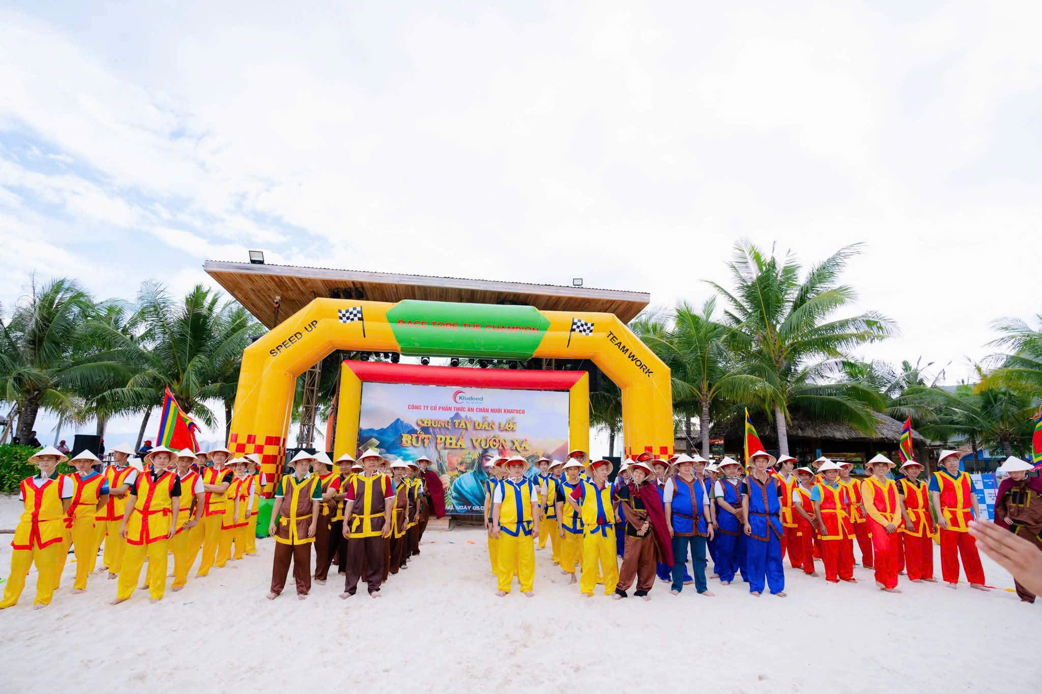 Đội quân Đông A KHAFEED tham gia trò chơi teambuilding bãi biển Nha Trang