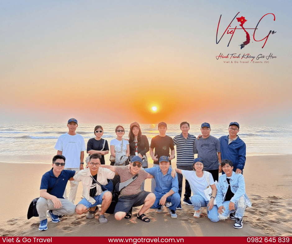 Đoàn khách Viet & Go Travel check-in tại Kiss Bridge Phú Quốc